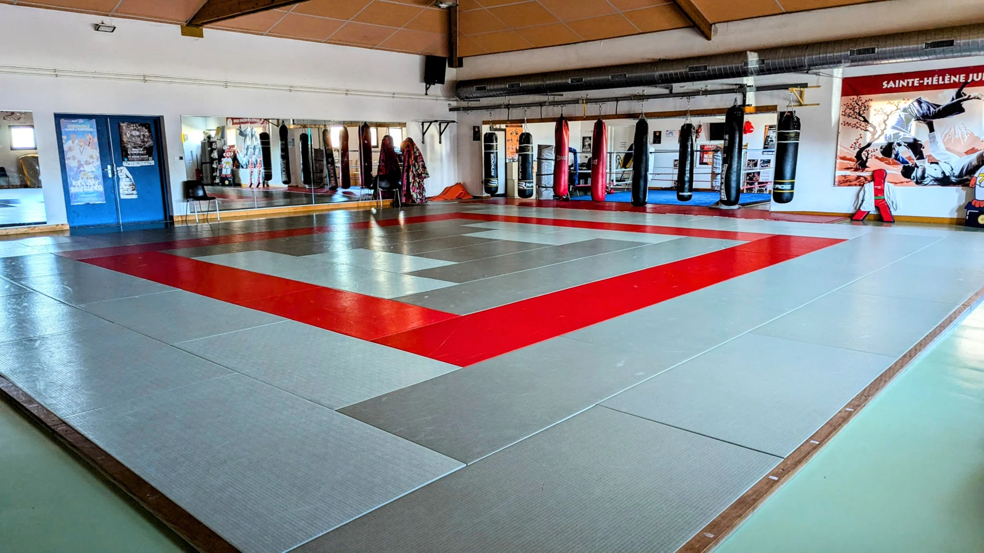 Espace tatamis pour échauffement et cardio-boxing